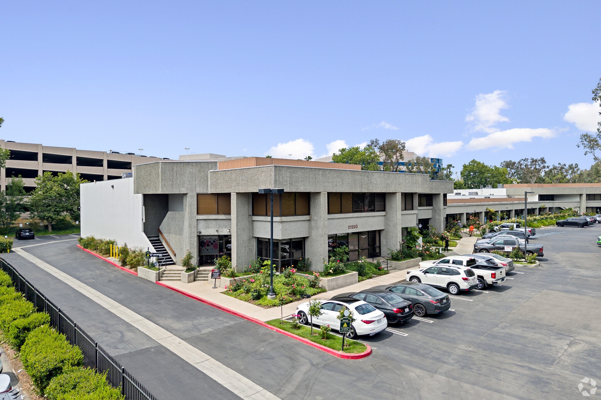 21250 Califa St, Woodland Hills, CA for lease Building Photo- Image 1 of 41