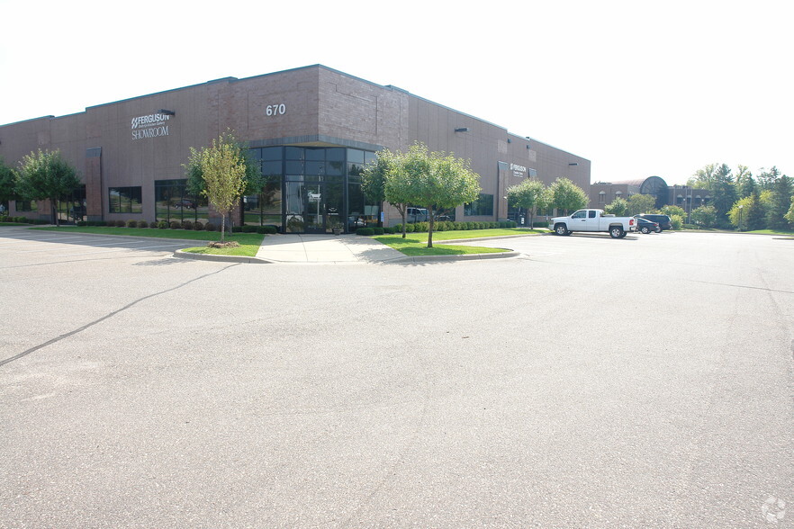 670 E Travelers Trl E, Burnsville, MN for lease - Building Photo - Image 3 of 4