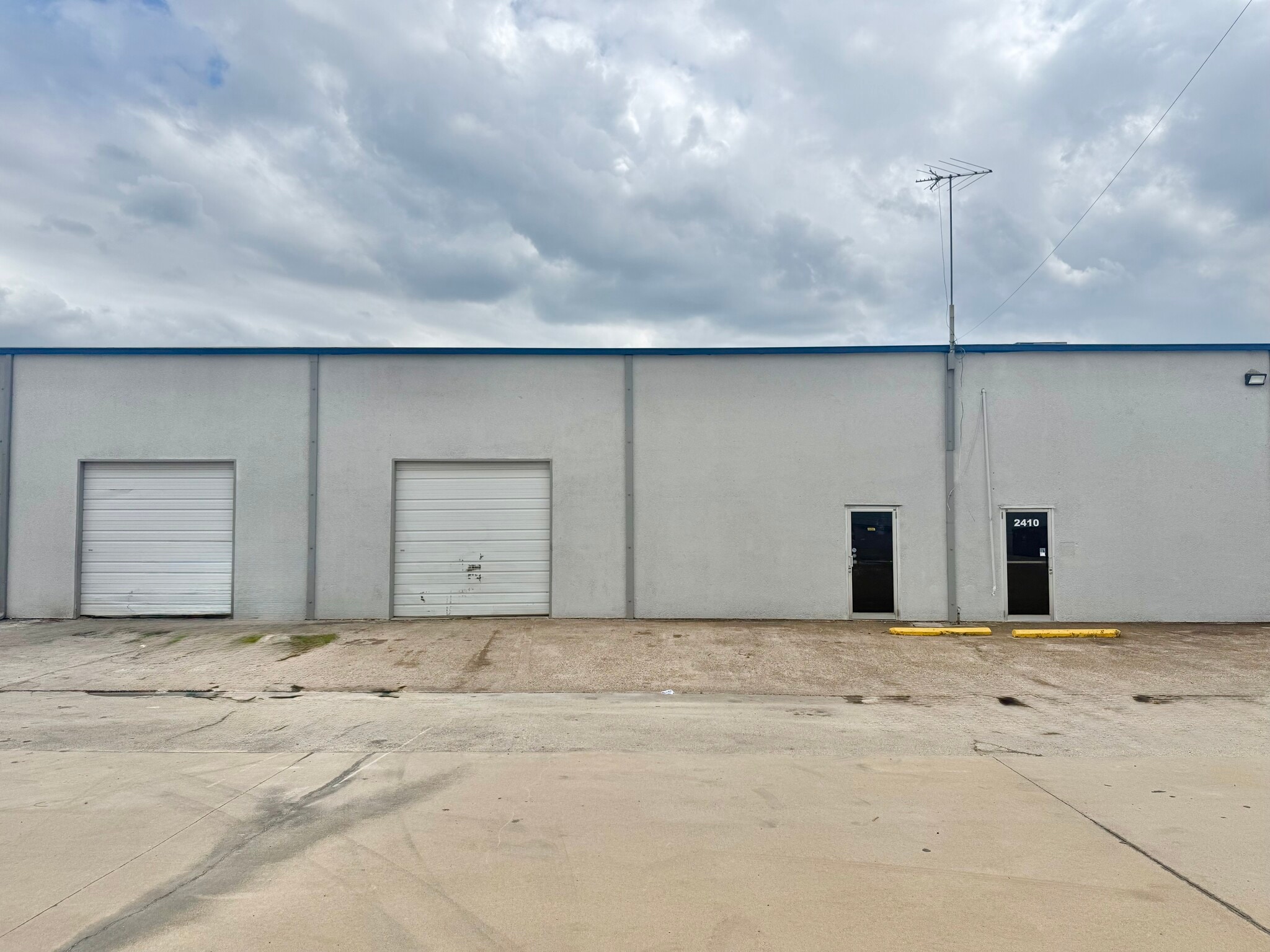 2402-2404 Blue Smoke Ct, Fort Worth, TX for lease Building Photo- Image 1 of 5