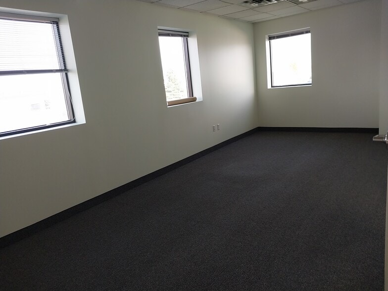 12424 Ironwood Cir, Rogers, MN for lease - Interior Photo - Image 3 of 5