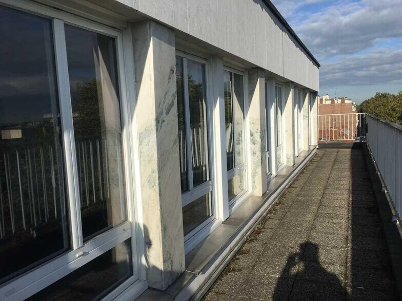 Office in Lille for lease - Building Photo - Image 3 of 11