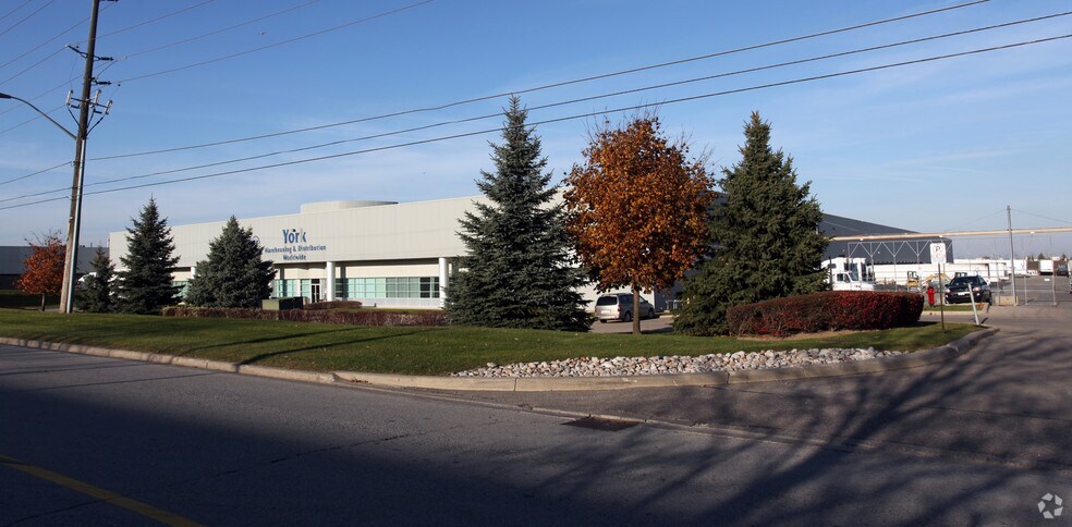 165 Summerlea Rd, Brampton, ON à vendre - Photo du bâtiment - Image 2 de 2