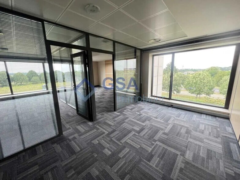 Bureau dans Lieusaint à louer - Photo du bâtiment - Image 3 de 6