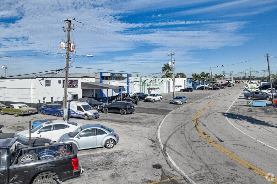 1612-1646 W 31st Pl, Hialeah, FL à louer - Photo du bâtiment - Image 3 de 13