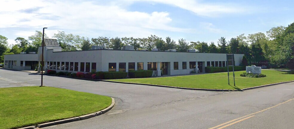 201 Moreland Rd, Hauppauge, NY à vendre - Photo du bâtiment - Image 2 de 8