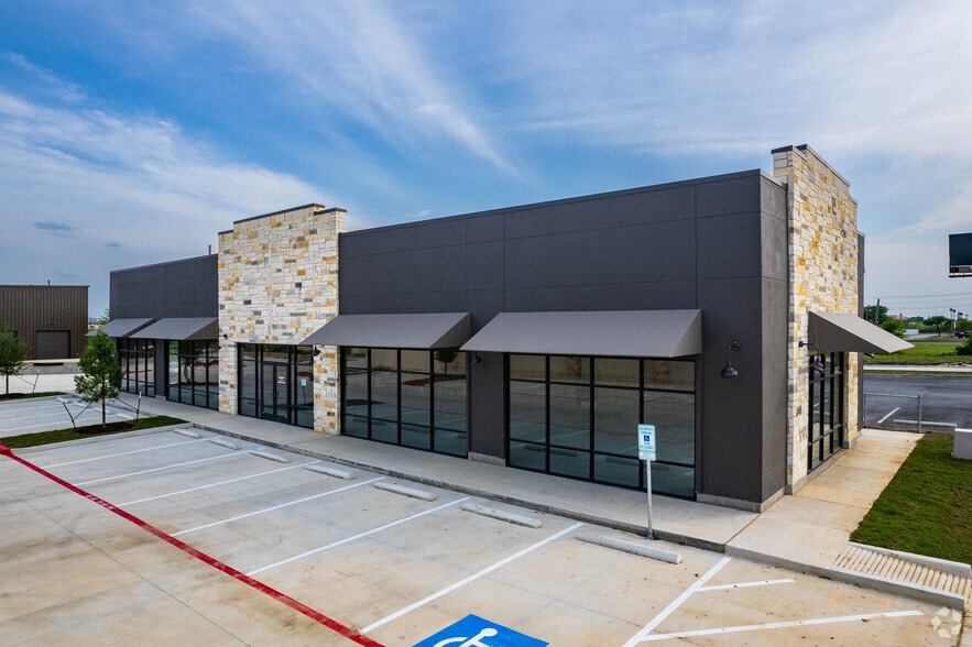 2609 S Interstate 35, San Marcos, TX à louer - Photo du bâtiment - Image 1 de 13