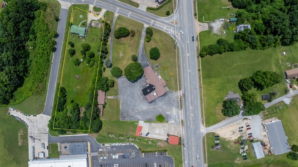 1016 Calhoun Falls Hwy, Elberton, GA for sale - Building Photo - Image 2 of 6