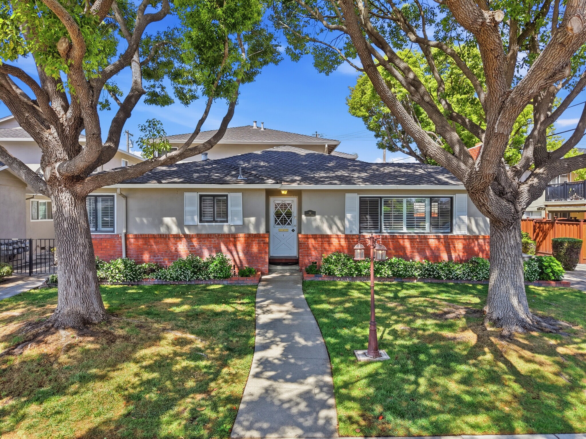 94 Roxbury St, Santa Clara, CA à vendre Photo du bâtiment- Image 1 de 19