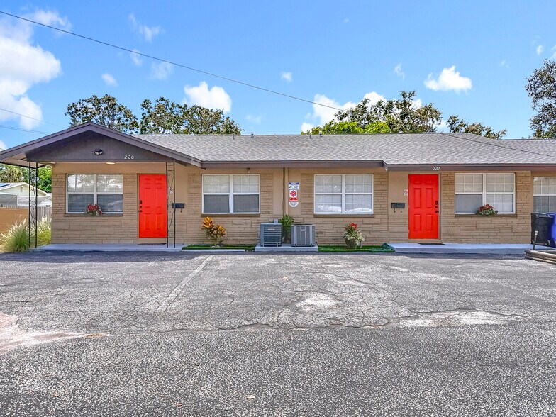 139 SE Jefferson Cir N, Saint Petersburg, FL à vendre - Photo du bâtiment - Image 2 de 52