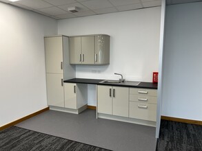 6 Broadfield Clos, Sheffield for lease Interior Photo- Image 2 of 5