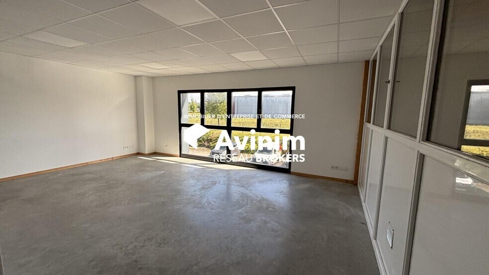 Flex in Montivilliers for lease - Interior Photo - Image 3 of 6