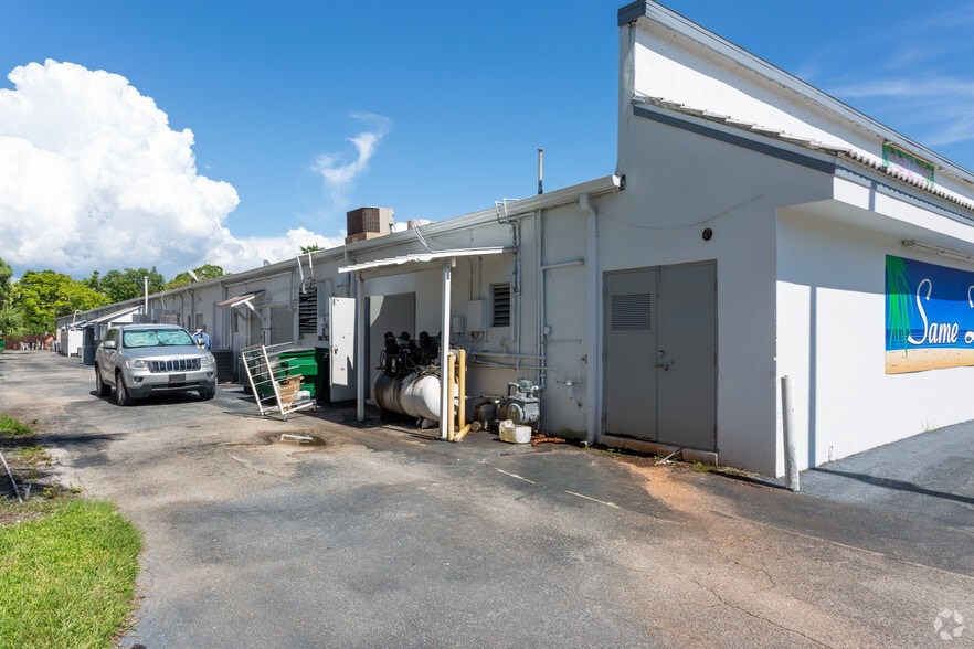 971 Creech Rd, Naples, FL for lease - Building Photo - Image 2 of 3