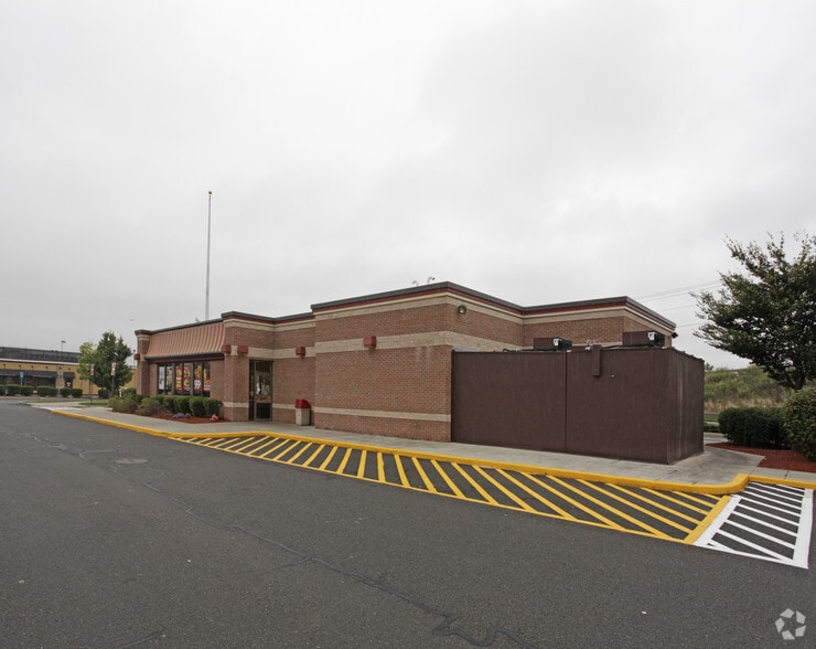 160 Universal Dr N, North Haven, CT for lease - Building Photo - Image 2 of 3