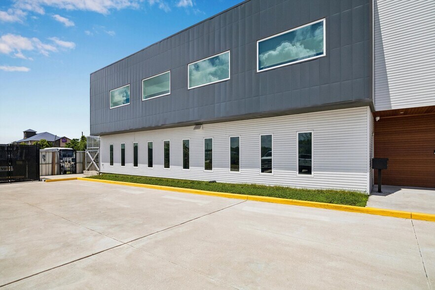 2535 North Fwy, Houston, TX à louer - Photo du bâtiment - Image 3 de 6