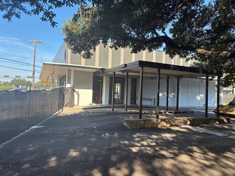 1610 W North Loop Blvd, Austin, TX for lease - Building Photo - Image 2 of 10
