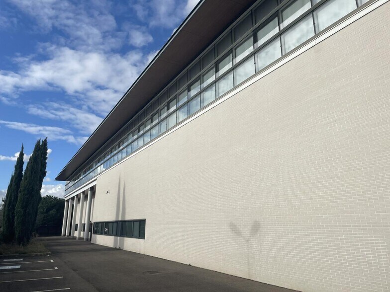 Office in Romainville for lease - Building Photo - Image 2 of 18
