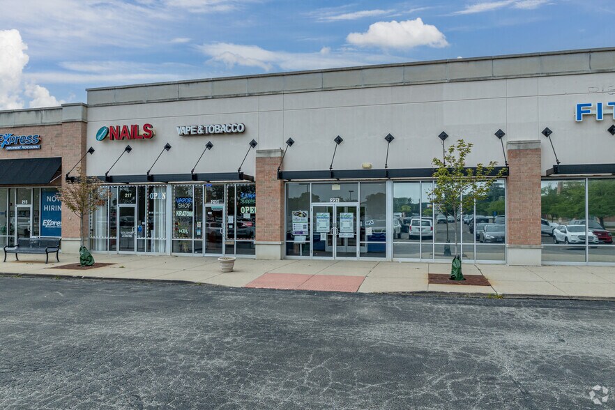 209-225 Brook Forest Ave, Shorewood, IL for lease - Building Photo - Image 3 of 5