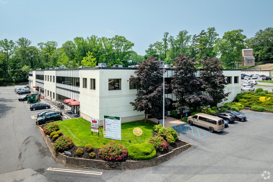225-295 Community Dr, Great Neck, NY à louer - Photo principale - Image 1 de 7