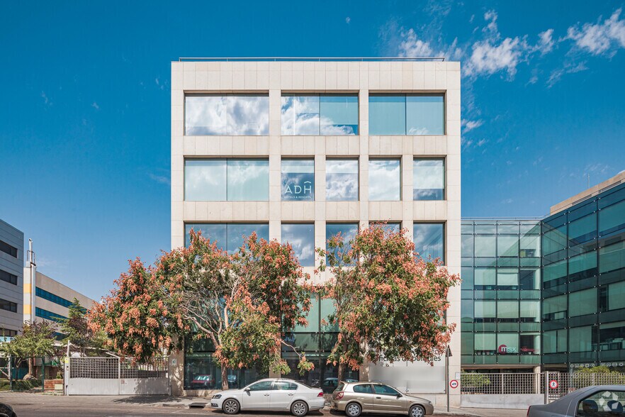 Calle Albasanz, 15 B, Madrid, Madrid à louer - Photo du bâtiment - Image 3 de 5