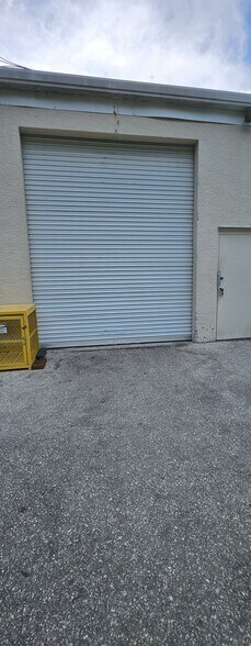 1076 Business Ln, Naples, FL à louer - Photo du bâtiment - Image 2 de 11