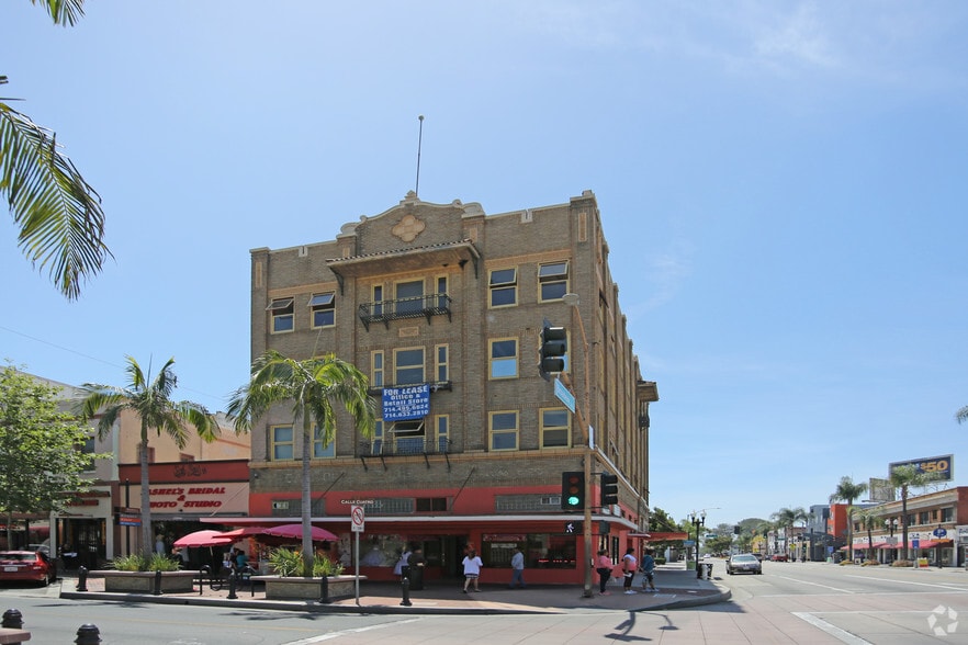 323-325 N Broadway, Santa Ana, CA for lease - Building Photo - Image 2 of 2