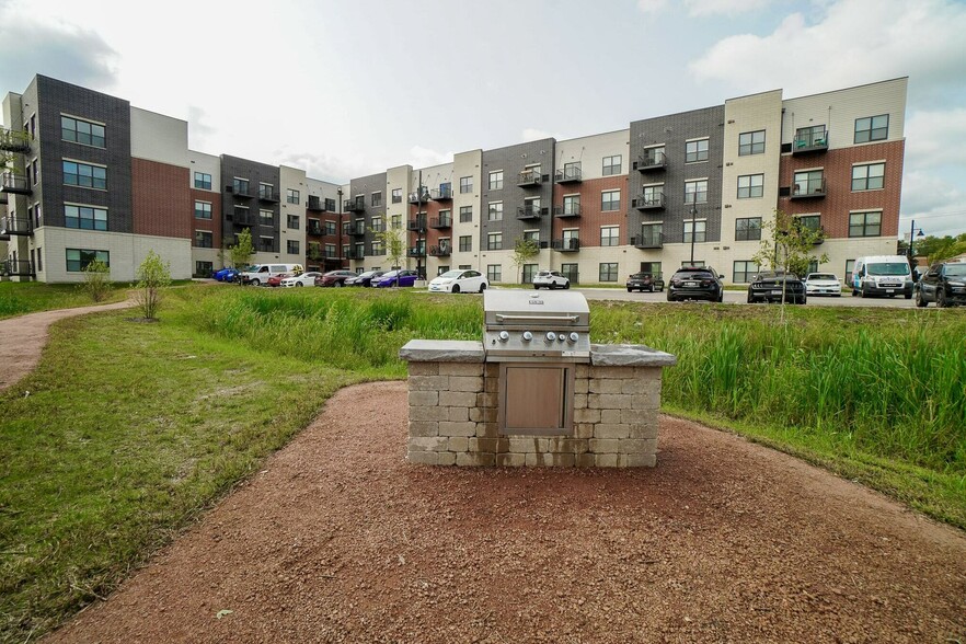 355 N La Fox St, South Elgin, IL à vendre - Photo du bâtiment - Image 3 de 16