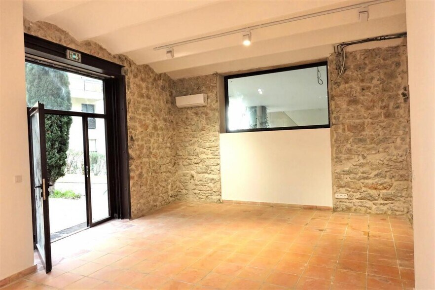 12 Impasse Les Bellevues, Mougins for sale - Interior Photo - Image 2 of 9