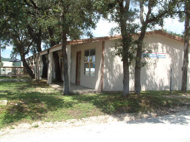 10877 Park Road 37, Lakehills, TX à louer - Photo du bâtiment - Image 2 de 38