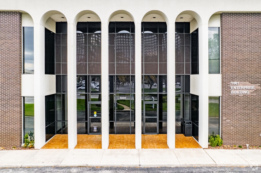 1001 Executive Center Dr, Orlando, FL à louer - Photo du bâtiment - Image 3 de 4