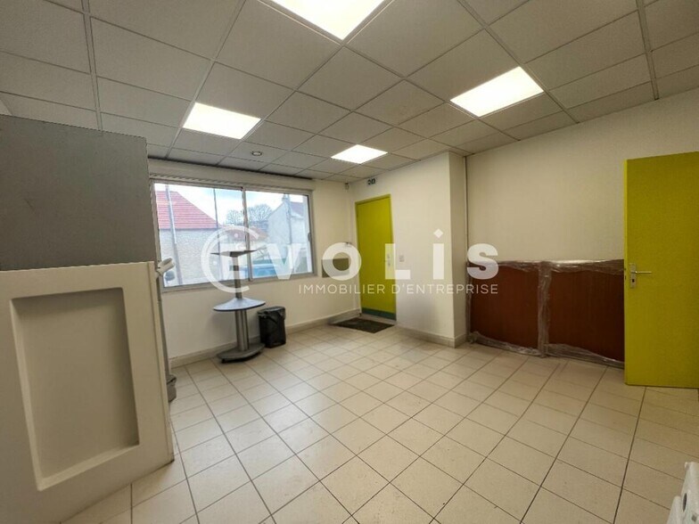 Office in Marcoussis for lease - Interior Photo - Image 2 of 6