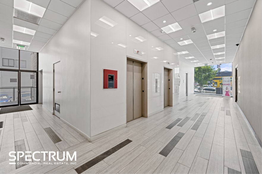 17609 Ventura Blvd, Encino, CA à louer - Photo intérieure - Image 3 de 8