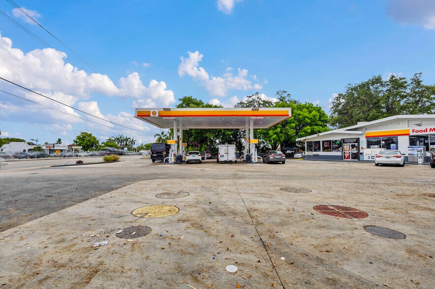 2090 W Oakland Park Blvd, Oakland Park, FL à vendre - Photo du bâtiment - Image 3 de 10