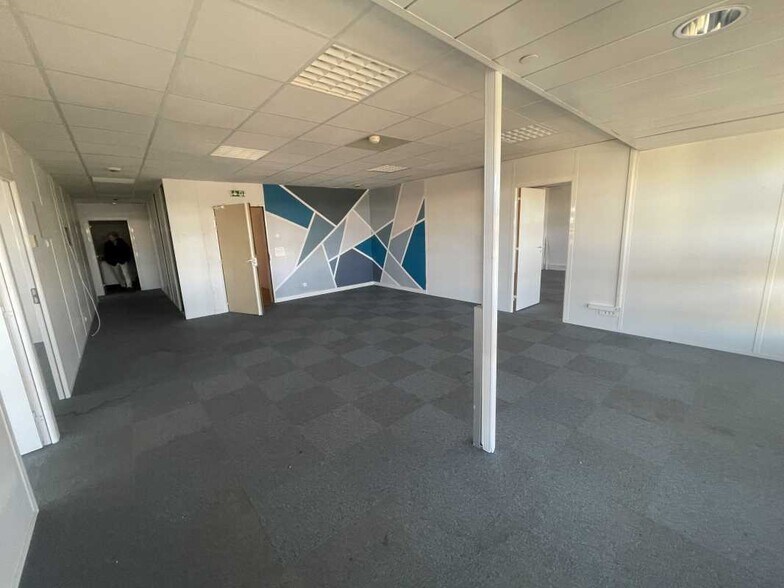 Office in Bordeaux for lease - Building Photo - Image 3 of 8