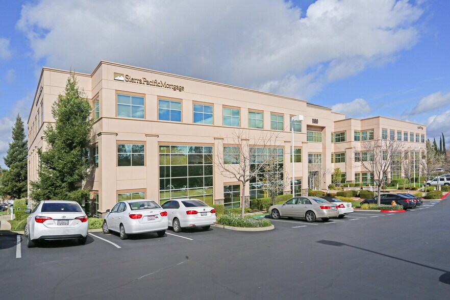 1130 Iron Point Rd, Folsom, CA à louer - Photo du bâtiment - Image 1 de 28