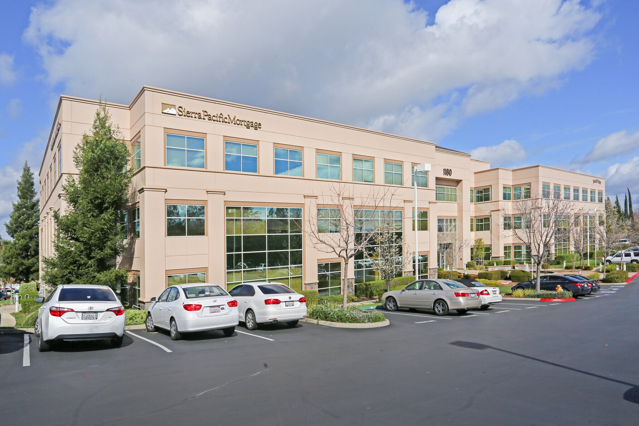 1130 Iron Point Rd, Folsom, CA à louer Photo du bâtiment- Image 1 de 29