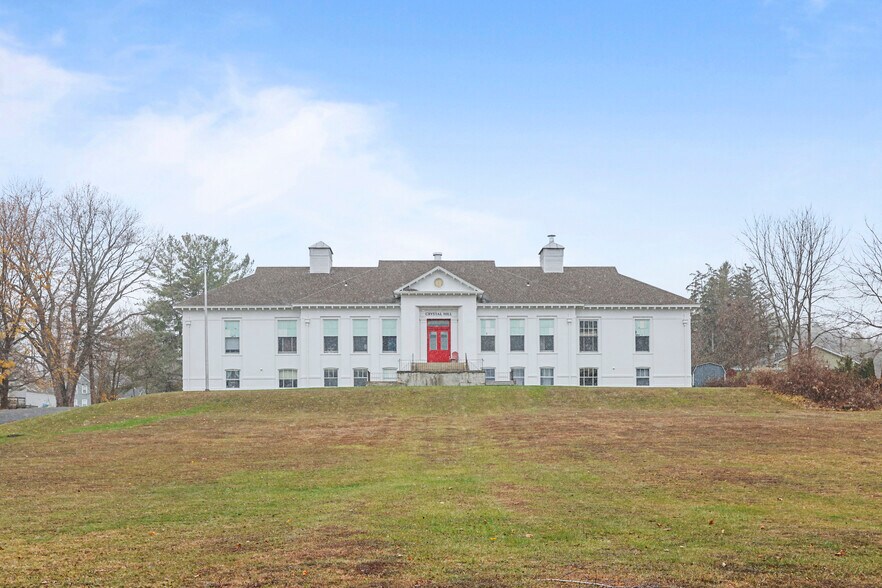 55 Crystal St, Lenox Dale, MA à vendre - Photo du bâtiment - Image 2 de 56