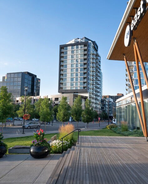 550 Riverfront Av SE, Calgary, AB à vendre - Photo du bâtiment - Image 3 de 4
