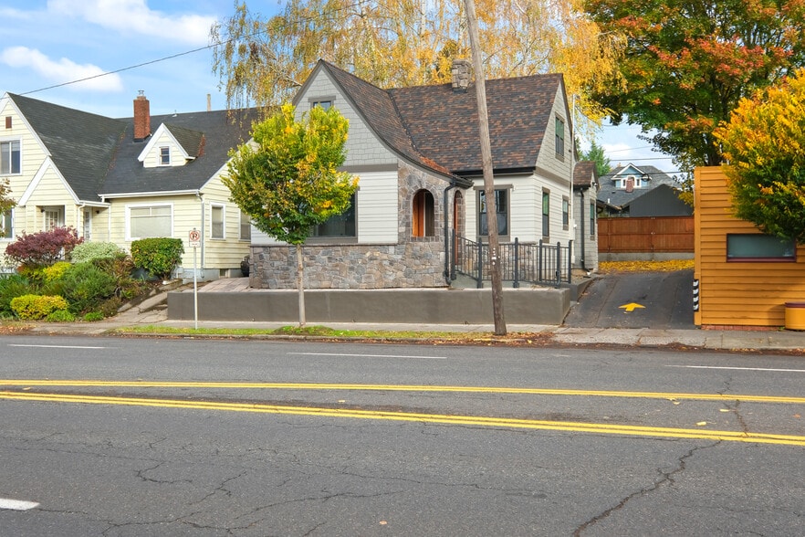 3033 NE Broadway St, Portland, OR for lease - Primary Photo - Image 1 of 8