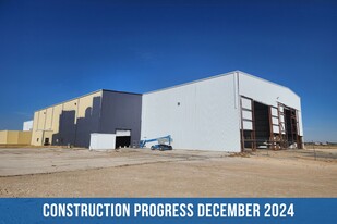 Newly Renovated Industrial Facility 13.5 AC - Hangar d’avions