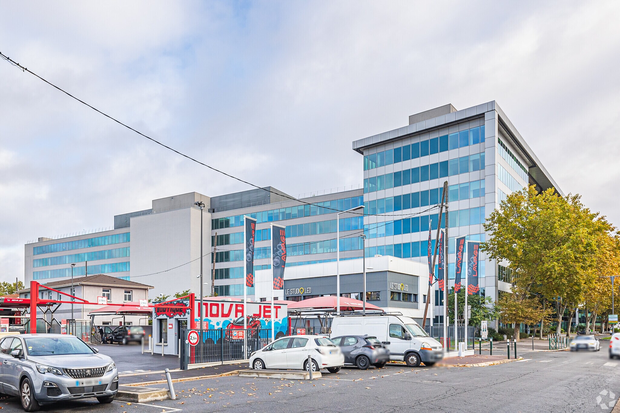 420 Rue D'Estienne D'Orves, Colombes for lease Building Photo- Image 1 of 11