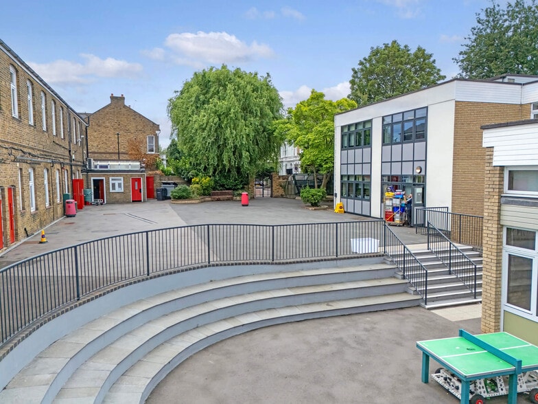 6A Oakington Way, London for lease - Primary Photo - Image 2 of 9