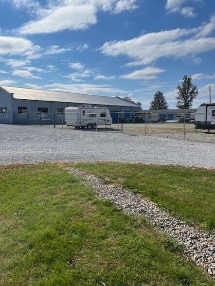 S & L Warehouse Mini Storage portefeuille de 2 propriétés à vendre sur LoopNet.ca - Photo du bâtiment - Image 3 de 4