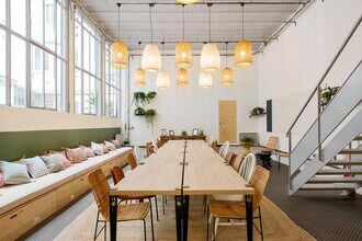 Retail in Paris for lease Interior Photo- Image 2 of 5