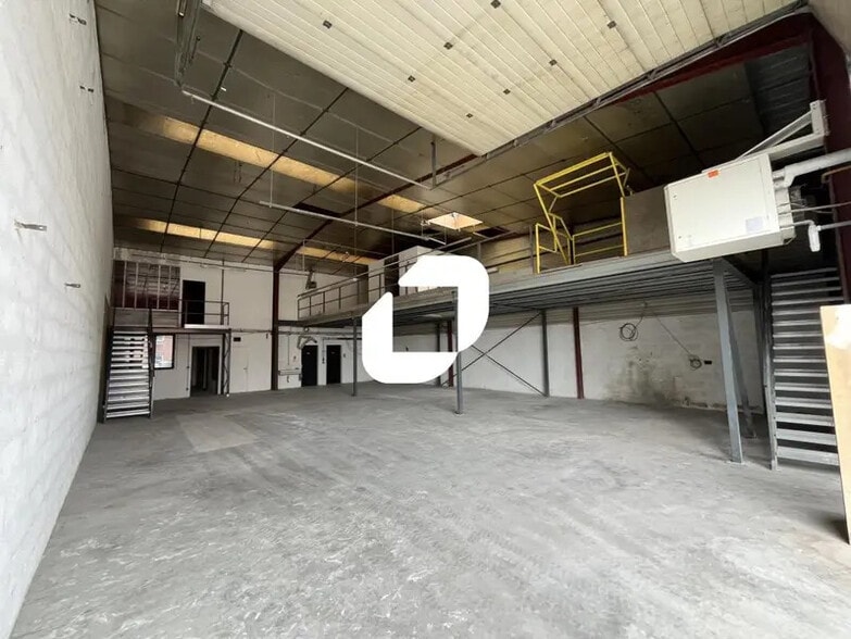Flex in Vaulx-en-Velin for lease - Interior Photo - Image 2 of 10
