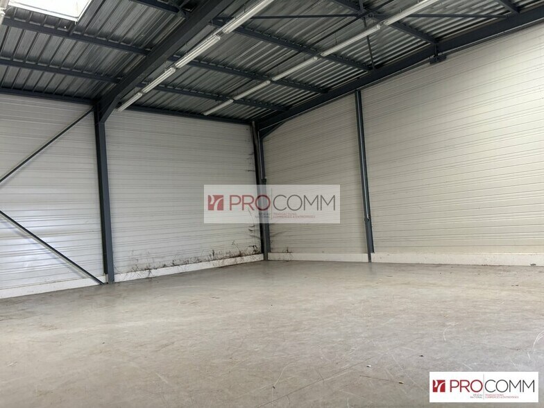 Flex in Chartres for lease - Interior Photo - Image 2 of 3