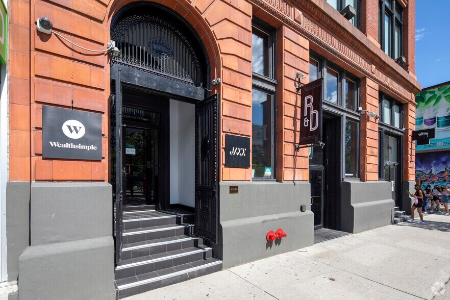 241 Spadina Ave, Toronto, ON à louer - Photo du bâtiment - Image 3 de 6