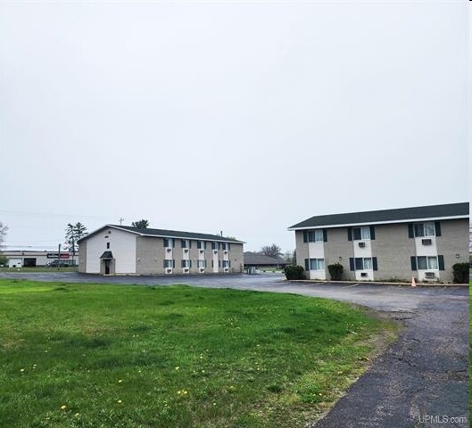2702 N Stephenson Ave, Iron Mountain, MI à vendre - Photo du bâtiment - Image 2 de 20