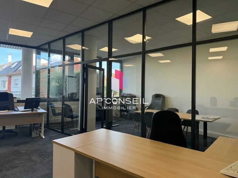 Office in Le Chesnay-Rocquencourt for lease - Interior Photo - Image 2 of 7