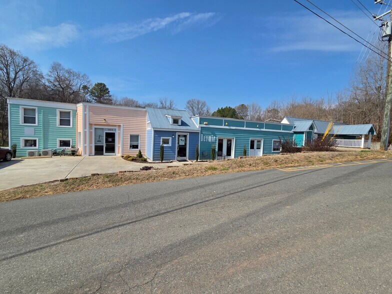 136 Fayetteville St, Pittsboro, NC à louer - Photo du bâtiment - Image 3 de 13