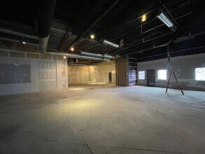 300 Confederation Dr, Saskatoon, SK à louer Photo du bâtiment- Image 2 de 4